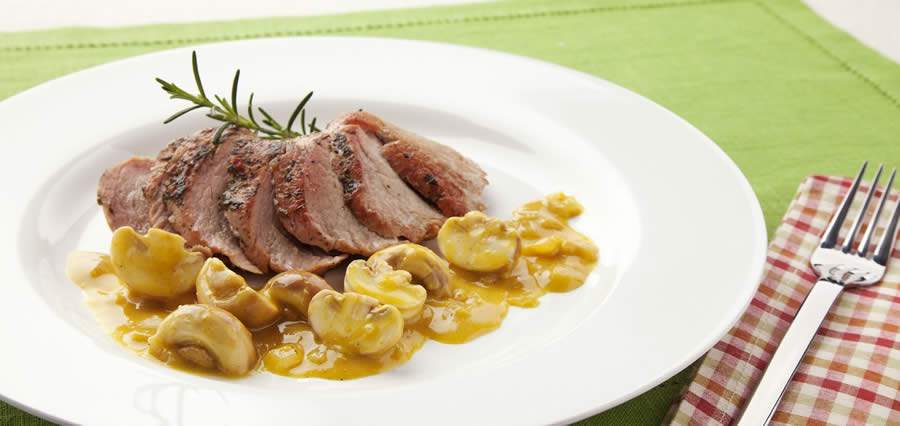 Filé mignon suíno com champignons ao creme de mostarda para os momentos de celebrações