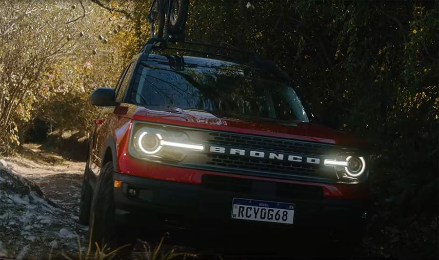 Rodrigo Hilbert sobe a serra com o Bronco Sport para uma trilha de bike
