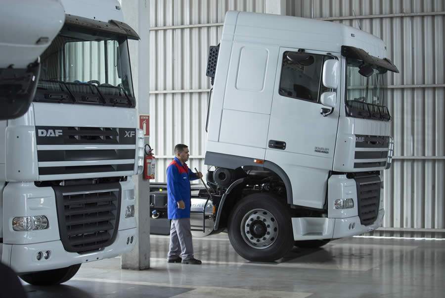 Profissionais da Rede de Concessionárias DAF prestam rápido atendimento e checagem dos itens essenciais do veículo 