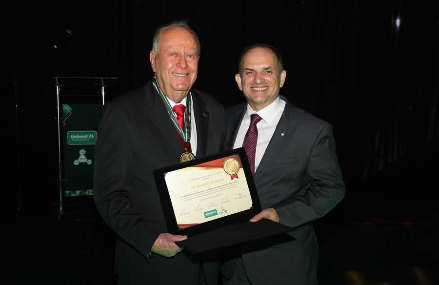 Presidente do Sistema Ocemg recebe homenagens da Unimed Federa&ccedil;&atilde;o Minas e do Sicoob Credicom