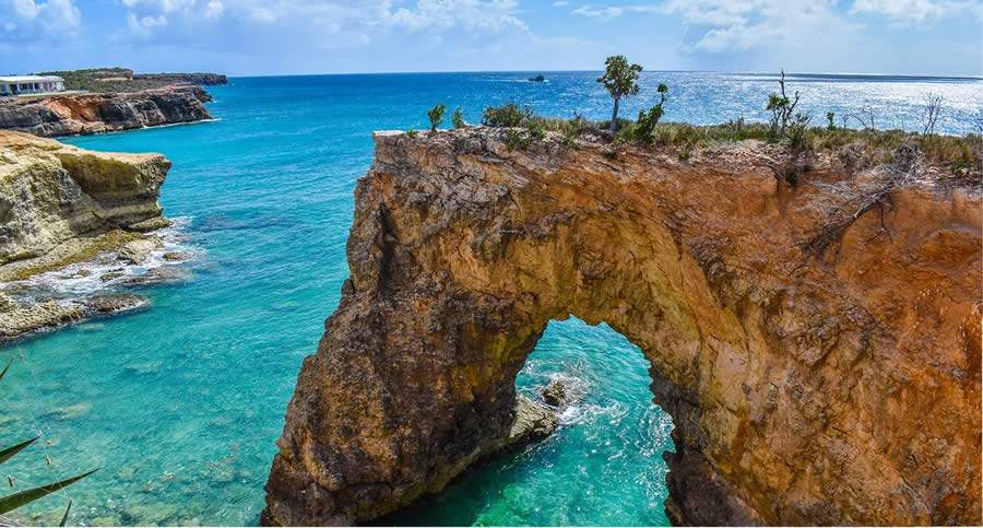 Arco de pedra às margens do mar de Anguilla