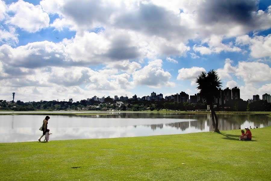 Foto: Parque Guairac&aacute;, em Curitiba. &Aacute;rea verde em meio &agrave; cidade traz diversos benef&iacute;cios sociais e econ&ocirc;micos. Cr&eacute;dito: Cesar Brustolin/SMCS/Fotos P&uacute;blicas. (mar. 2014)