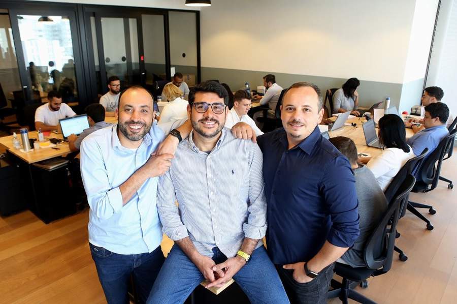 Foto (esq. p/ direita): Tiago Lira (CSO), Fabio Freire (CEO) e Gustavo Ferreira (COO)