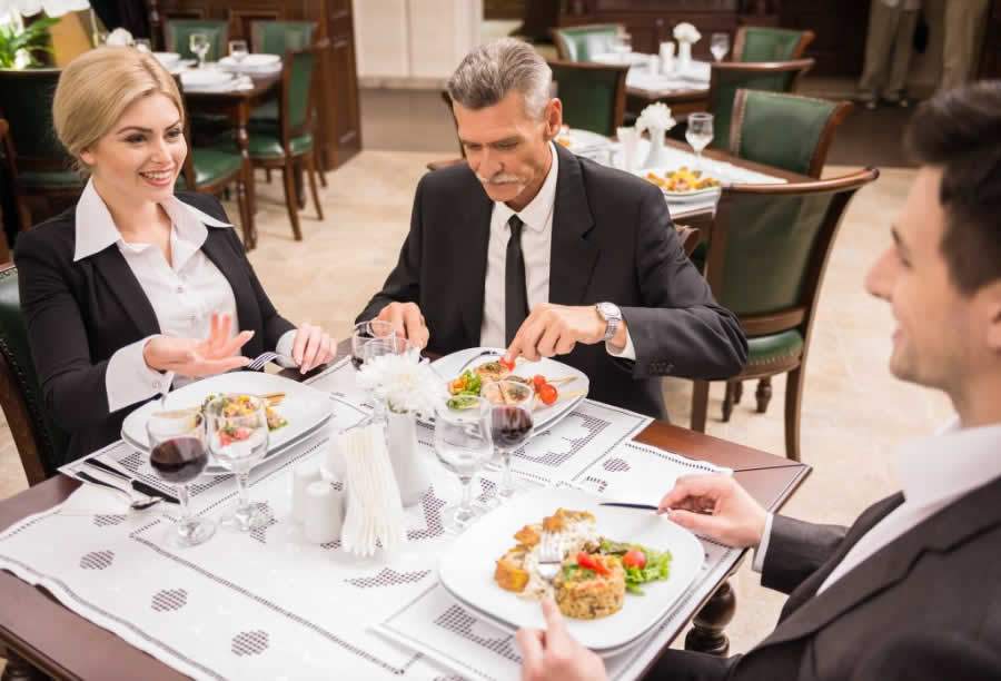 Educação e bons modos sempre ajudam, inclusive na carreira profissional