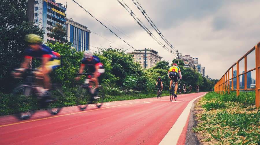 Ciclistas na ciclovia da Marginal Pinheiros