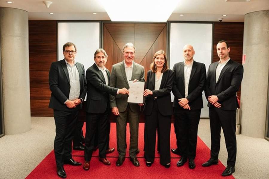  Foto Divulgação - Da esquerda para a direita: Maximiliano Villanueva (CEO da CNP Assurances para a América Latina), Juarez Antônio da Silva (presidente comercial da Embracon), Guido Savian Jr (presidente administrativo da Embracon), Marie-Aude Thépaut (CEO Global da CNP Assurances), François Tritz (CEO da CNP Seguradora) e Eduardo Silva (CFO da CNP Assurances Latam)