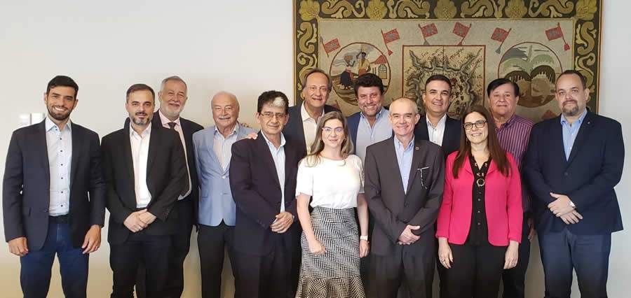 As diretorias do CVG-RJ e da Bradesco Seguros reunidas em confraterniza&ccedil;&atilde;o