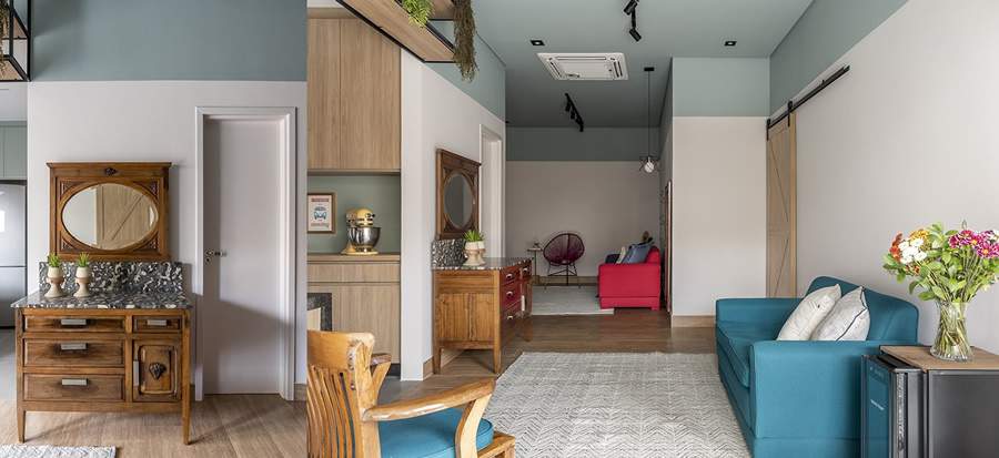 Na reforma desse apartamento garden, a arquiteta Carina Dal Fabbro tinha em m&atilde;os pe&ccedil;as de fam&iacute;lia herdada pelos propriet&aacute;rios. Habilidosa, ela posicionou a cristaleira, que tamb&eacute;m exerce papel de apurador, como destaque entre a sala e a cozinha | Foto: Rafael Renzo