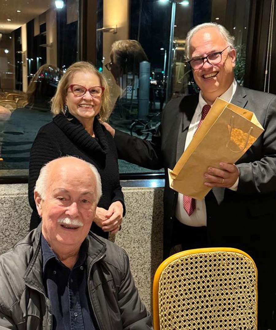 Jorge Antônio Dantas da Silva, aniversariante de julho, recebeu o brinde da assessora de imprensa – Foto: Divulgação