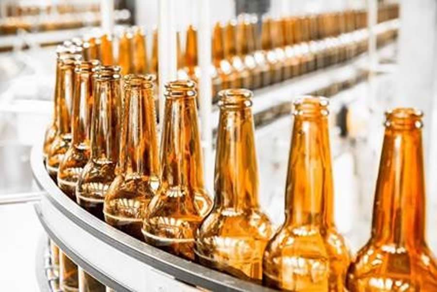 Como a alta demanda na produção de vidro tem afetado o mercado de bebidas?
