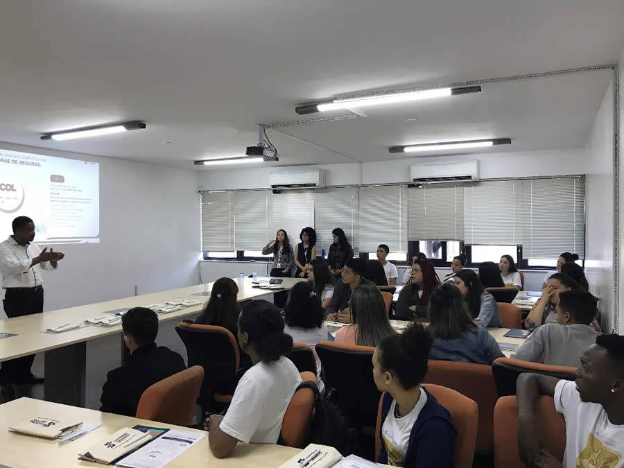 Universidade Sistemas Seguros realiza evento com jovens do programa Amigo do Seguro