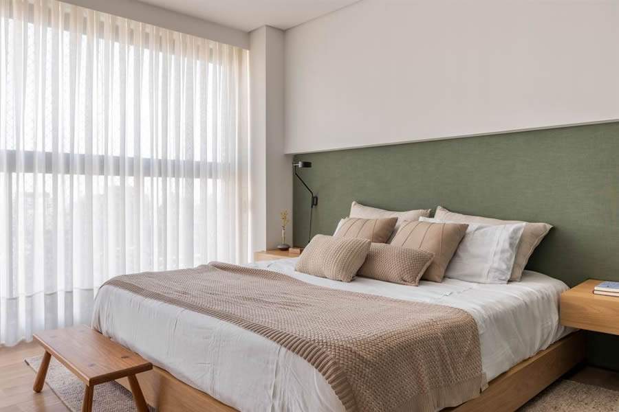 Neste projeto da Projeto Rawi Arquitetura + Design, o arquiteto Raphael Wittmann deu destaque a cabeceira em tapeçaria em linho que traz um toque charmoso e minimalista ao quarto de casal | Foto: Rafael Renzo