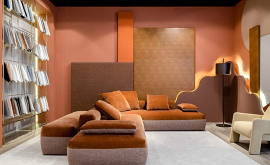 Neste living, destaque para o veludo Premium You, exclusividade da Dino Zoli Brasil, com visual e toque que resultam em acolhimento e conforto | Foto: Divulga&ccedil;&atilde;o