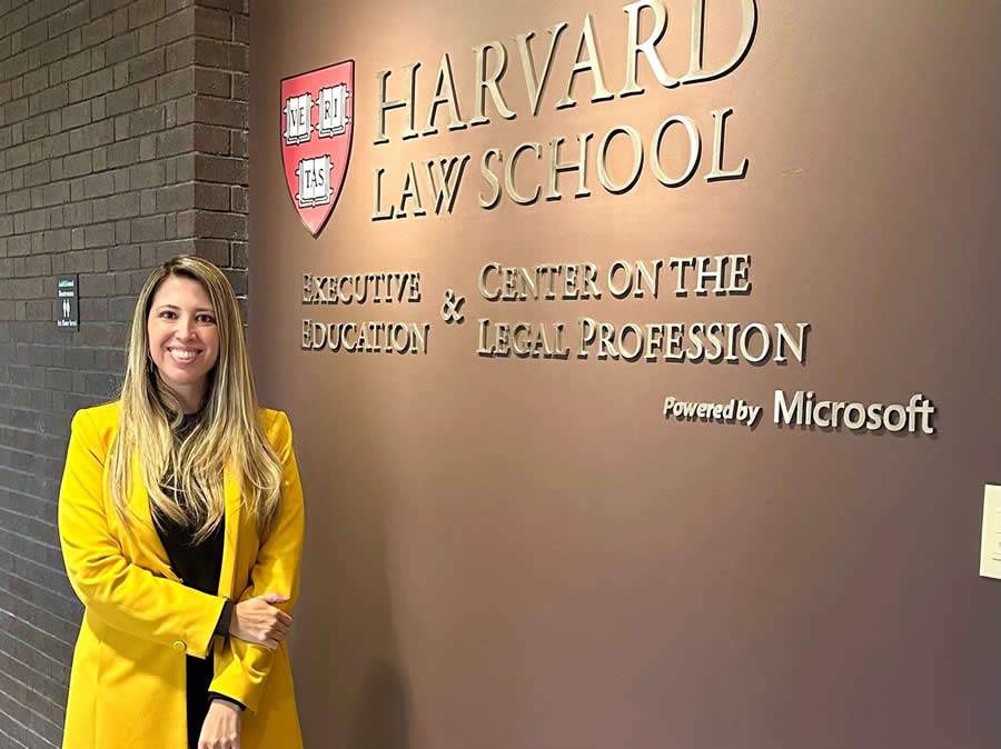 A advogada Mariana Domingues, durante curso realizado na Harvard Law School, em Boston. Crédito: Divulgação.