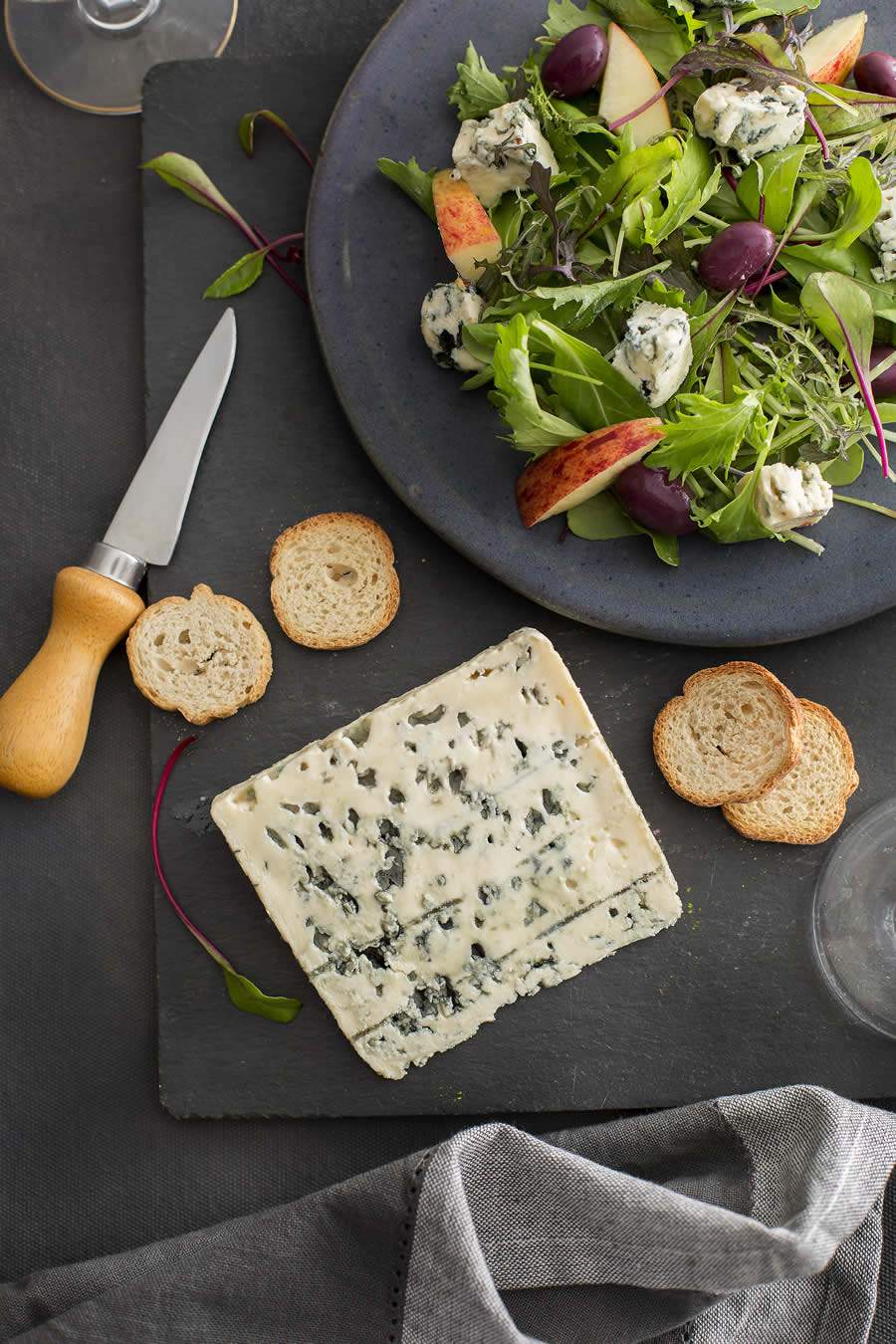 Descubra o corte perfeito: como a arte do corte influencia no sabor e na experiência dos queijos