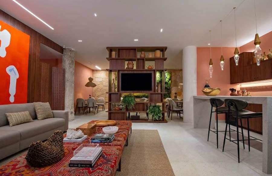 Com 109 m&sup2;, living e cozinha integrados s&atilde;o pontos centrais do projeto CASAVIVA, assinado pelo escrit&oacute;rio Trees Arquitetura |Foto: Ricardo Abreu