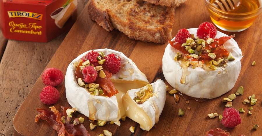 Queijo Camembert com chips de presunto cru, framboesa fresca e mel - Divulgação - Marca Tirolez