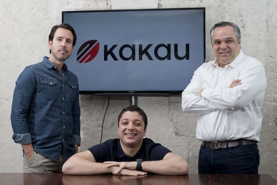 Da esquerda para direita:&nbsp;Marcelo Torres,&nbsp;Diogo Russo, s&oacute;cios-diretores da Kakau, e&nbsp;Henrique Volpi,&nbsp;CEO da Kakau Seguros