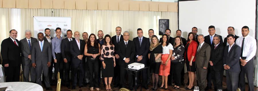Legenda da Foto: Representantes das benem&eacute;ritas, autoridades do mercado, homenageados e membros da diretoria