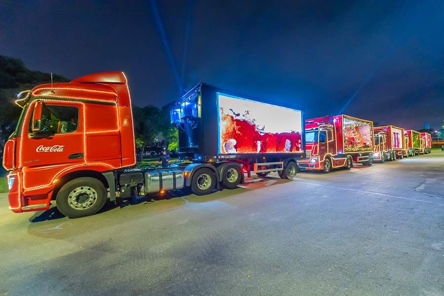 Santos, Praia Grande, São Vicente e Cubatão recebem Caravanas Iluminadas de Natal da Coca-Cola FEMSA Brasil
