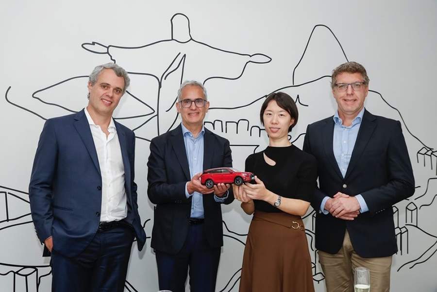 Assinatura do acordo estrat&eacute;gico entre Arval Brasil e BYD Brasil (da esq. Para a dir.): Ricardo Guimar&atilde;es (CEO do BNP Paribas Brasil), Carlos Lopes (General Manager da Arval Brasil), PeiPei Cao (CFO BYD Brasil) e Gustavo Walch (Head de Retail &amp; Parcerias Arval Brasil)