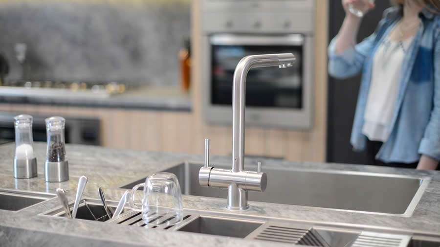 Embora diferentes, misturadores e torneiras podem ser confundidos na hora da constru&ccedil;&atilde;o ou da reforma