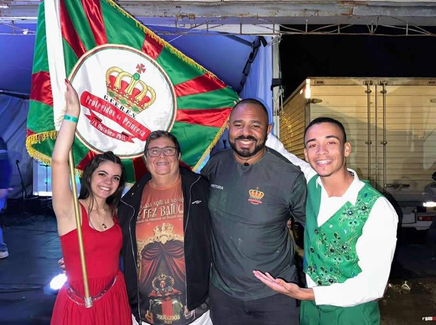 A porta bandeira e o mestre sala festejam o autor do samba enredo, Edson Calheiros, presidente do CVG-RJ (E), tendo ao seu lado o presidente da Escola, Marcelo Domingues &ndash; Foto: Divulga&ccedil;&atilde;o