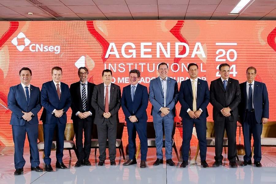Parlamentares e representantes do setor de seguros se re&uacute;nem para o lan&ccedil;amento da Agenda Institucional 2024 da CNseg. Na foto est&atilde;o: o deputado federal em exerc&iacute;cio, Tiago Dimas; o deputado, Celso Russomanno; o superintendente da Susep, Alessandro Octaviani; os deputados federais Mauro Benevides Filho e Reginaldo Lopes; o presidente da CNseg, Dyogo Oliveira; o senador, Rodrigo Cunha; o tamb&eacute;m deputado, Hugo Leal, e Armando Verg&iacute;lio, presidente da Fenacor. - r&eacute;dito: divulga&ccedil;&atilde;o CNseg