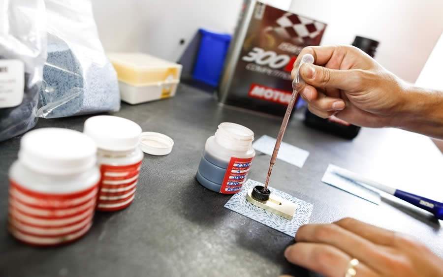 Laborat&oacute;rio Sobre Rodas da MOTUL analisou mais de 474 amostras de &oacute;leo no Dakar 2021