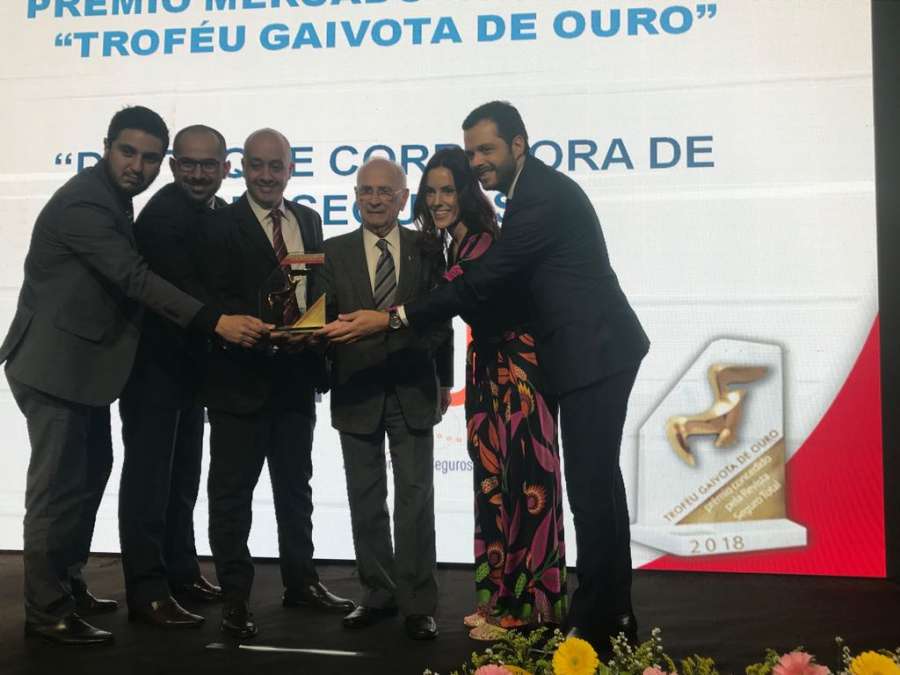 Som.us recebe o prêmio como Corretora de Resseguros