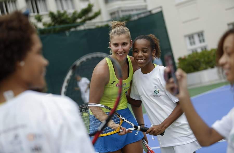 Bia Haddad com alunos do Instituto Futuro BomBia Haddad com alunos do Instituto Futuro Bom