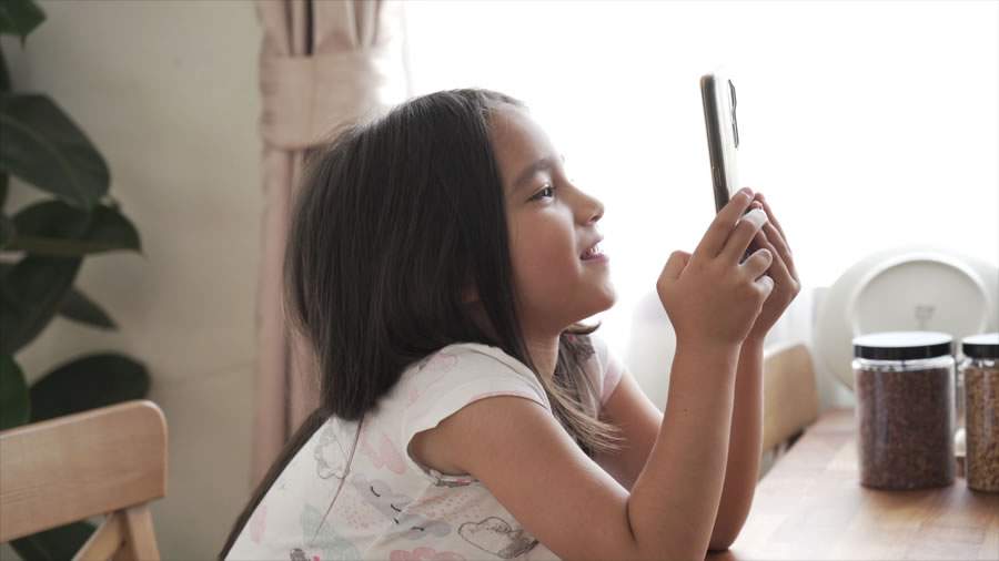 Ansiedade, depress&atilde;o, dist&uacute;rbios alimentares: entenda os preju&iacute;zos do excesso de telas em crian&ccedil;as e adultos