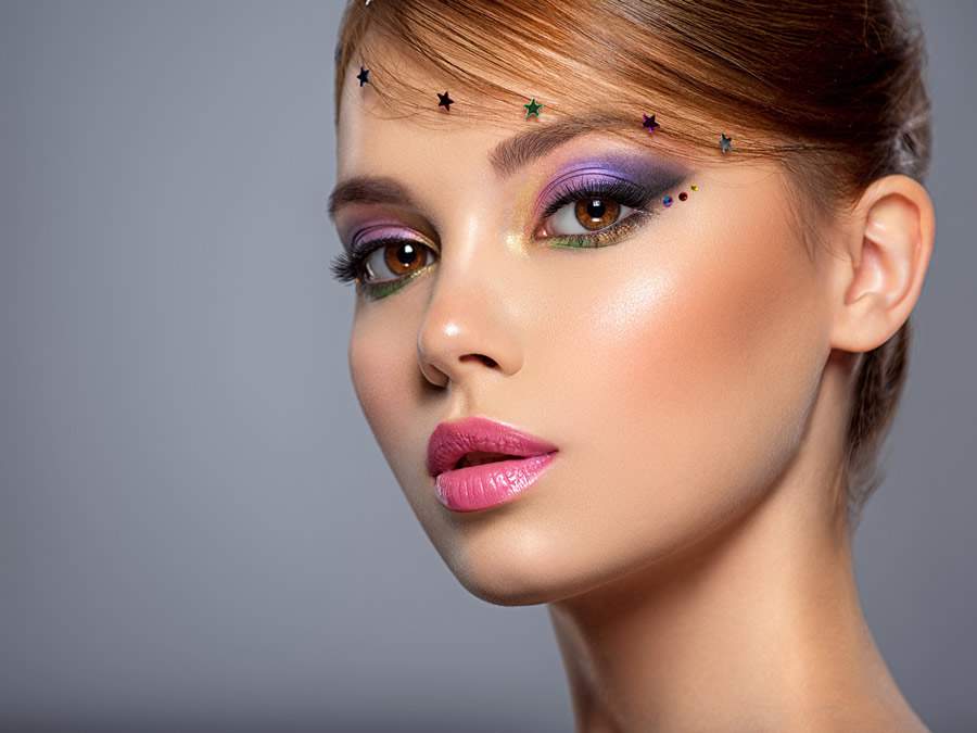 As tend&ecirc;ncias para o ver&atilde;o 2023 s&atilde;o brilhos difusos e sombras bem coloridas - Divulga&ccedil;&atilde;o