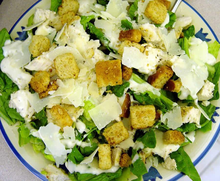 Tradicional salada Caesar pode ser servida acompanha de picanha suína 