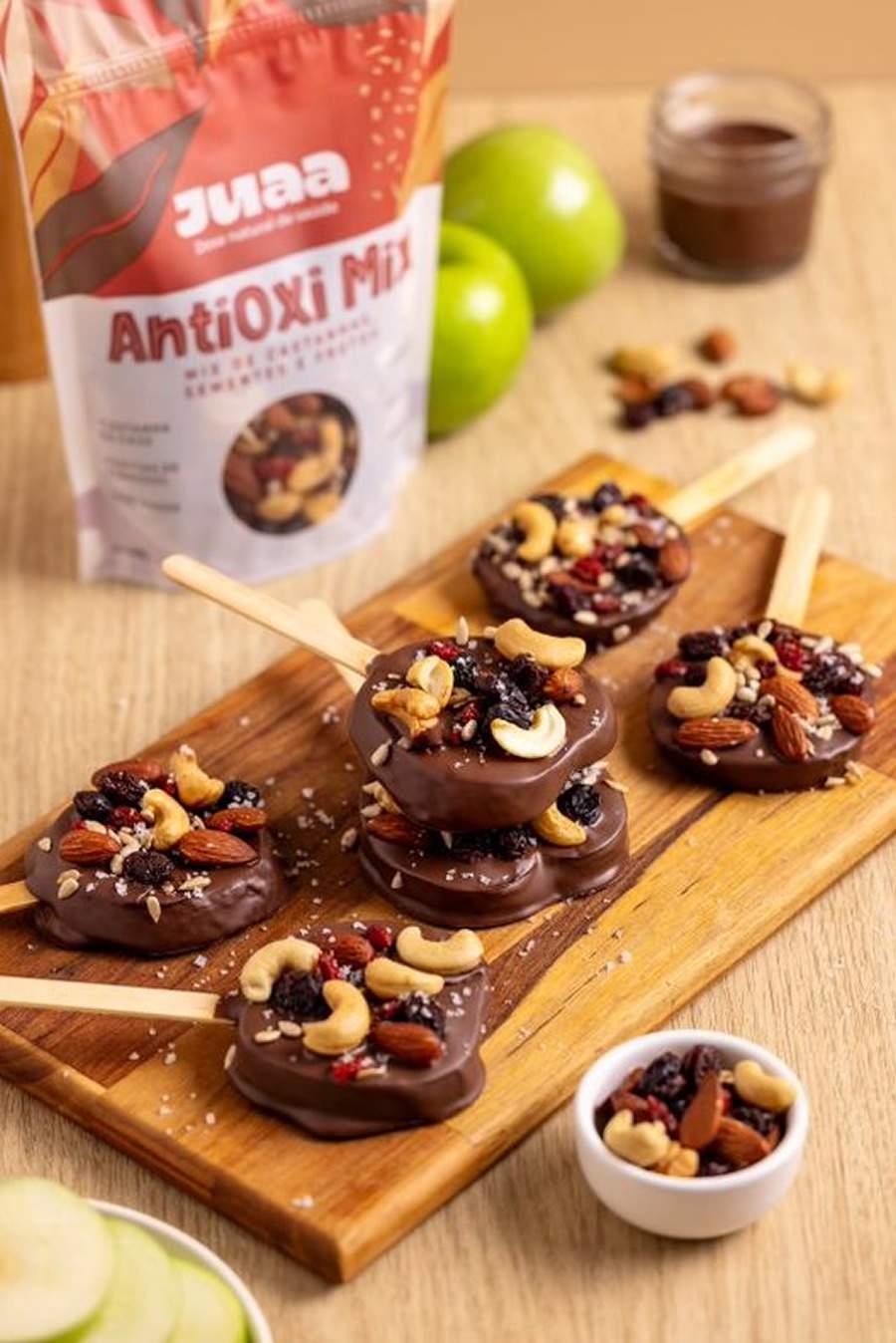 Maçã crocante no palito é uma opção saborosa e saudável para as ceias de Natal e Reveillon