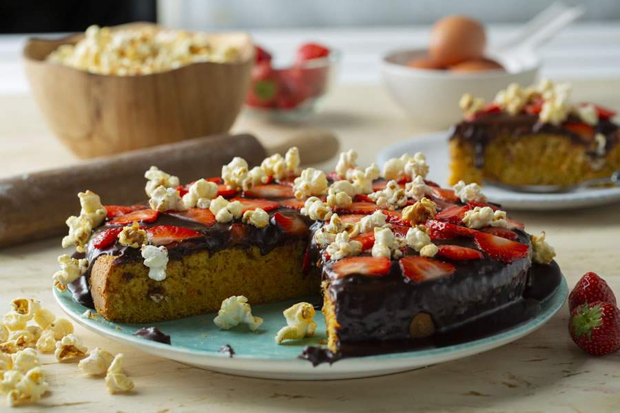Bolo de Cenoura com Chocolate, Morango e Pipoca