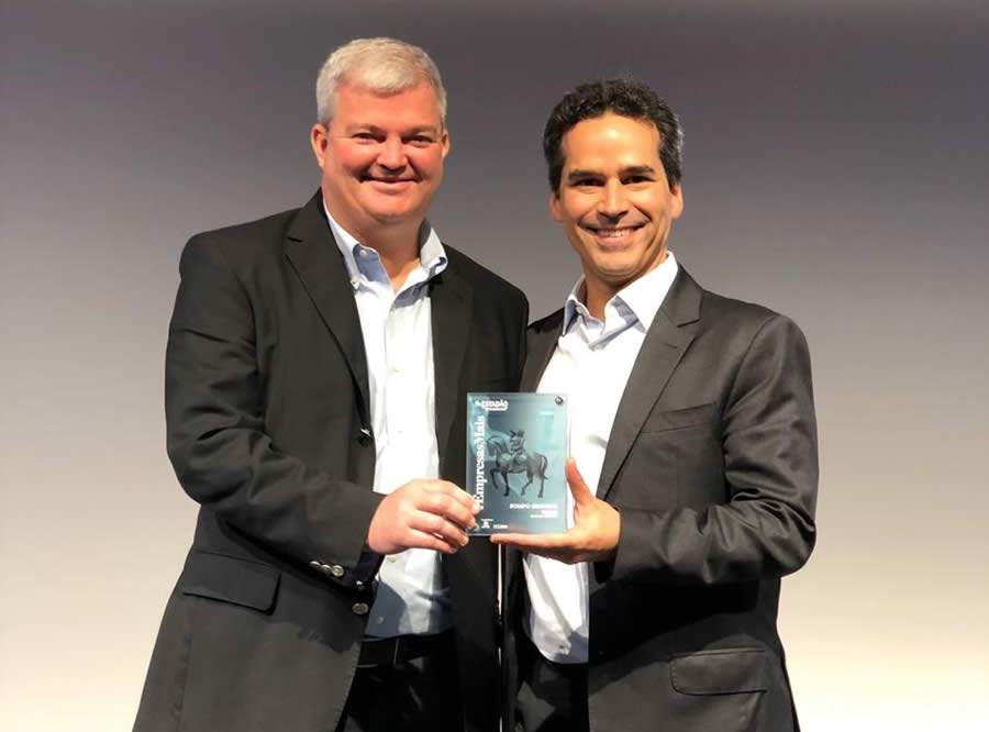 (da esq. para a direita) Sven Robert Will (diretor executivo financeiro) e Francisco Vidigal Filho (presidente), que recebem trof&eacute;u que confere &agrave; Sompo Seguros o reconhecimento como a mais inovadora do Brasil entre as Empresas de Capital Fechado, segundo o ranking Estad&atilde;o Empresas Mais