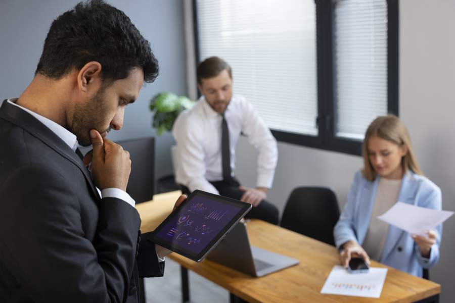 Empresas que lidam com centenas de solicita&ccedil;&otilde;es internas todos os dias, ainda resolvem muitos desses pedidos por e-mail, telefone ou planilhas - Freepik