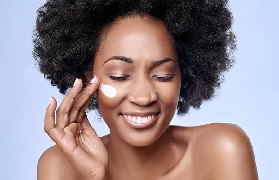 Cuidados com a pele negra no ver&atilde;o