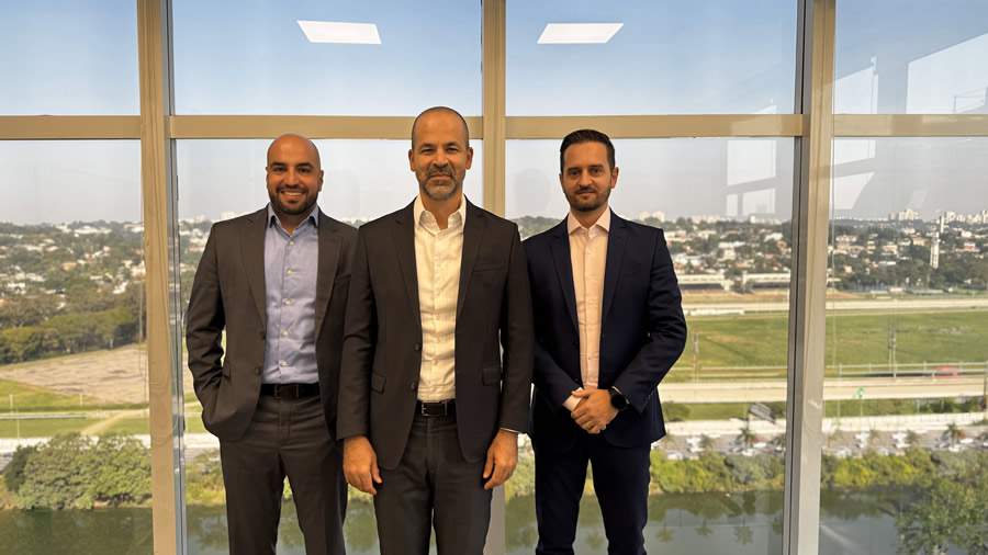 Legenda da foto: Marcell Guimarães, diretor de vendas da Omint Saúde, Cícero Barreto, diretor comercial e de marketing do Grupo Omint, e Rafael Tófoli, gerente de vendas do Cabal Corporate da Omint.
