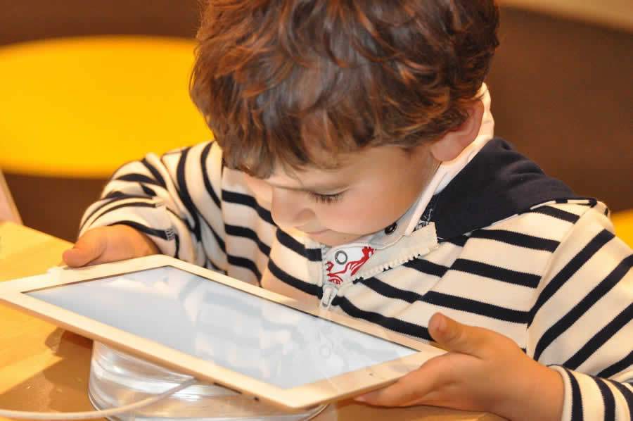 A miopia avança entre crianças devido a horas em frente a telas digitais - (Pixabay)