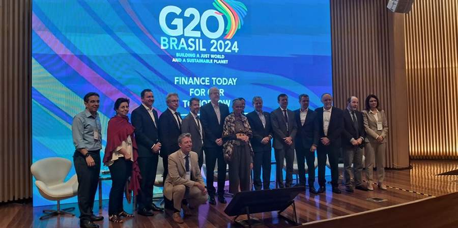 O presidente da CNseg, Dyogo Oliveira, a ministra do Meio Ambiente e Mudan&ccedil;a do CLima, Marina Silva, entre os participantes do evento
