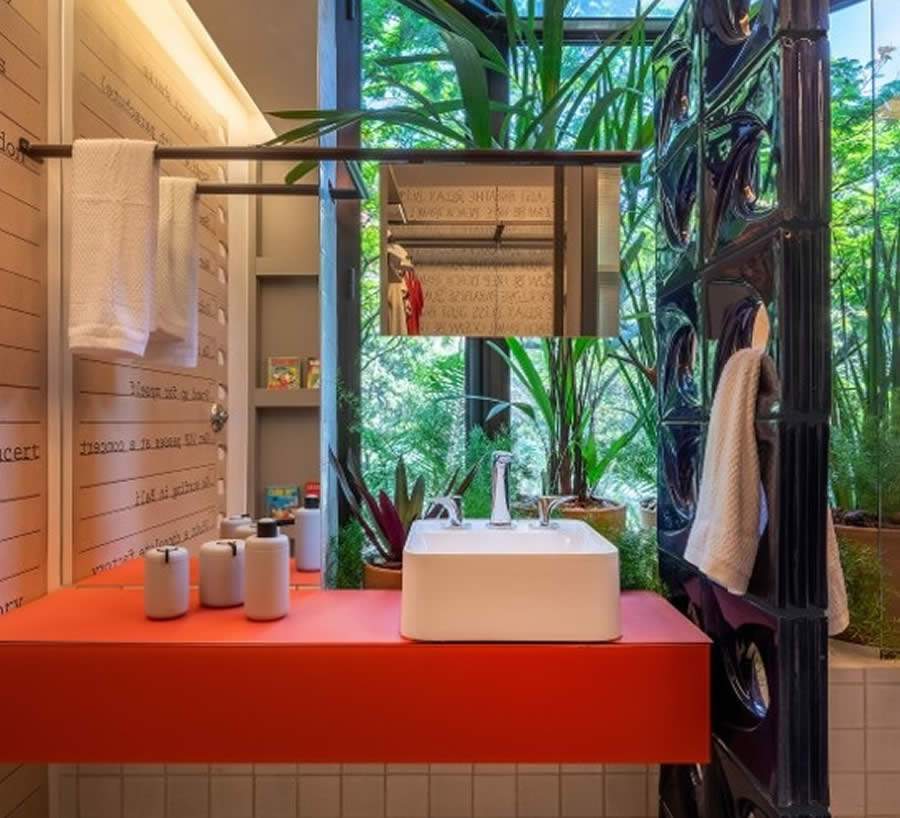 Destaque deste banheiro, o revestimento REC, refer&ecirc;ncia Ischia (10 x 10 cm), produzido pela Cer&acirc;mica Atlas, reutiliza sobras da f&aacute;brica | Projeto Ketlein Amorim - Casa Cor RJ 2018 | Foto: Andr&eacute; Nazareth