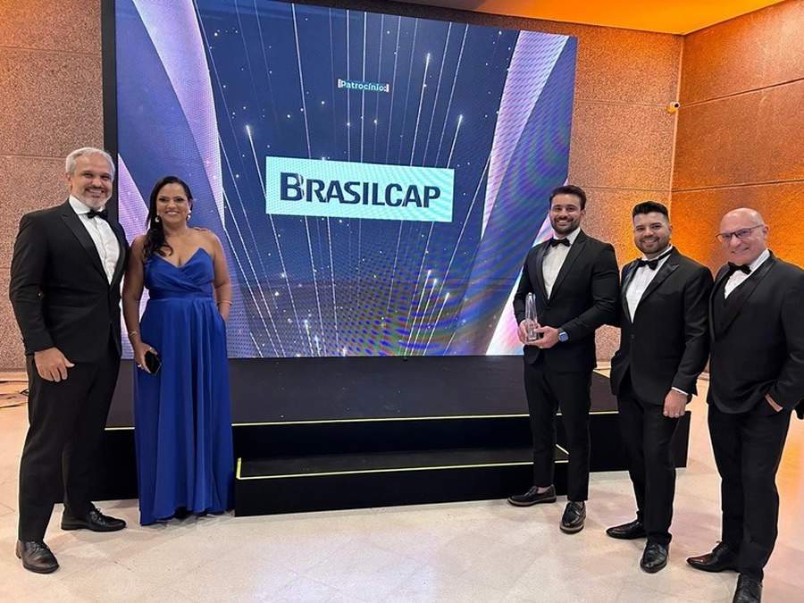 A partir da esquerda: Elder Castro, Superintendente Executivo de Novos Negócios; Claudia Ferro, Gerente de Relacionamento com Cliente; Antonio Carlos Teixeira Filho, Diretor Comercial e de Cliente e Presidente em exercício; Aécio Flavio Tavares, Analista Sênior Relacionamento com Cliente, e Fernando Pelisser, Superintendente Executivo Canal Banco do Brasil