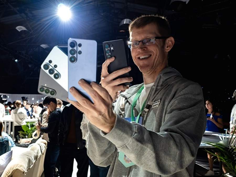  &nbsp;  Participante visitando a Experience Zone do Galaxy Unpacked 2026