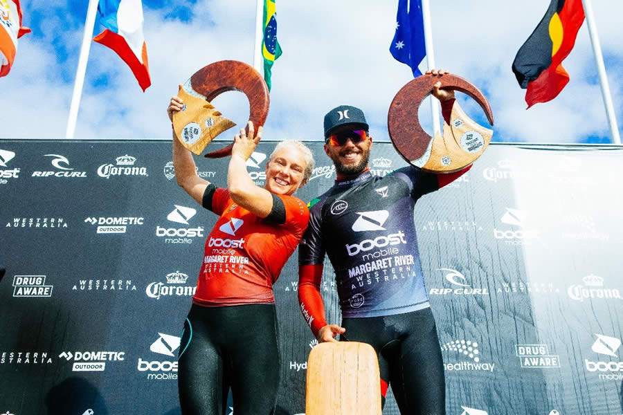 Dom&iacute;nio brasileiro no p&oacute;dio da 4&ordf; etapa com os campe&otilde;es: Tatiana Weston-Webb e Filipe Toledo (Cr&eacute;dito: Cait Miers / World Surf League via Getty Images)