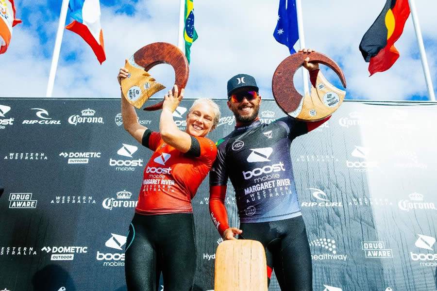 Domínio brasileiro no pódio da 4ª etapa com os campeões: Tatiana Weston-Webb e Filipe Toledo (Crédito: Cait Miers / World Surf League via Getty Images)