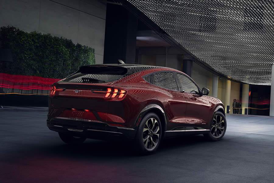 Ford Exibe Novas Tecnologias do Mustang Mach-E e Robô de Entregas Na CES 2020