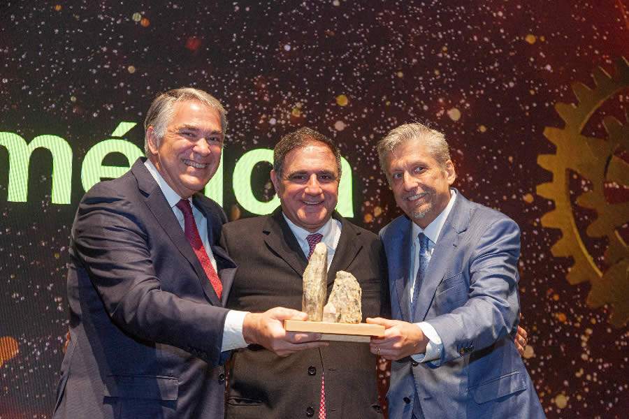 Patrick Larragoiti, chairman da SulAmérica, e Marco Antunes, vice-presidente de Operações da companhia, recebem o prêmio Empresa da Década. Foto: Douglas Lucena