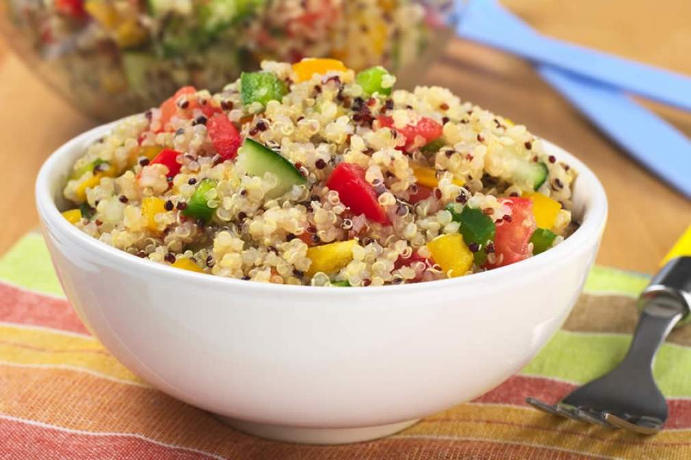 Aprenda a fazer uma leve e saborosa salada de quinoa com a Mondial